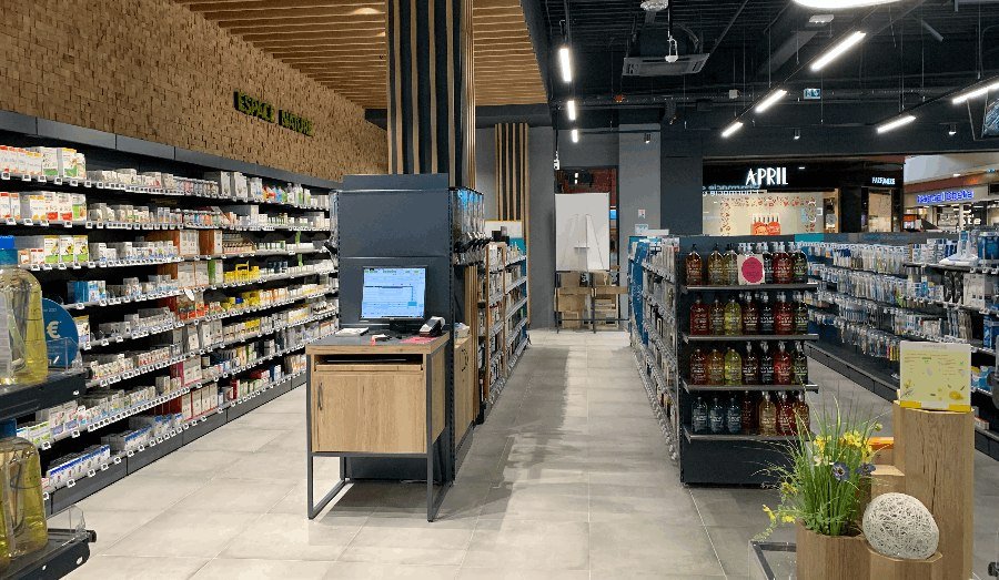 Pharmacie agencée : linéaires, mur en bois et espace naturel